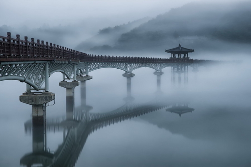 雨中外吊桥