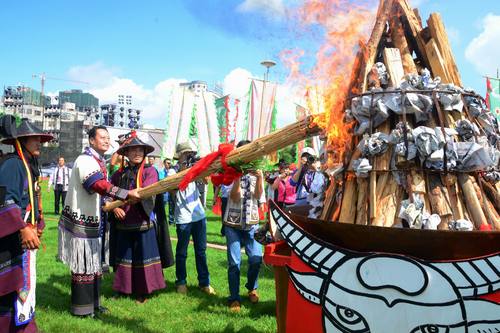 撒尼人民心向红太阳