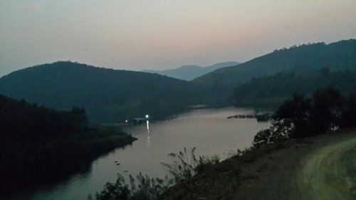 호수가에서(在湖畔)