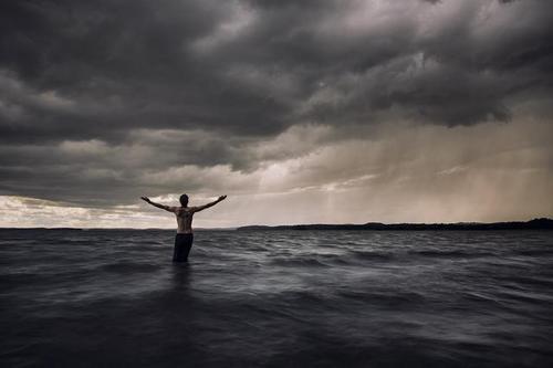 孤独的人，别哭