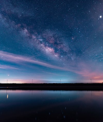 烟火散落满星河，彼方的天空