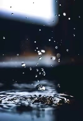 窗外的雨滴,一滴滴累积