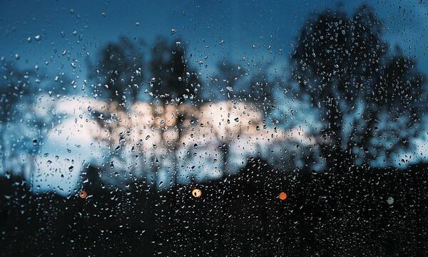 雨夜の海 (雨夜之海)